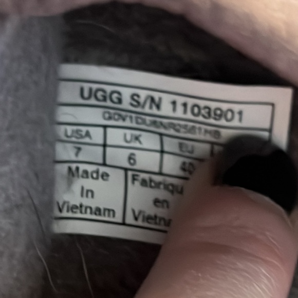 Mens uggs size 7.  Womens 8 - Picture 2 of 4